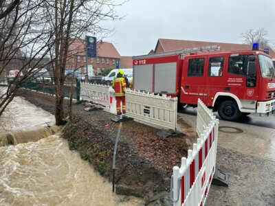 Foto des Albums: Hochwassereinsatz - Abflußhindernis im Bach