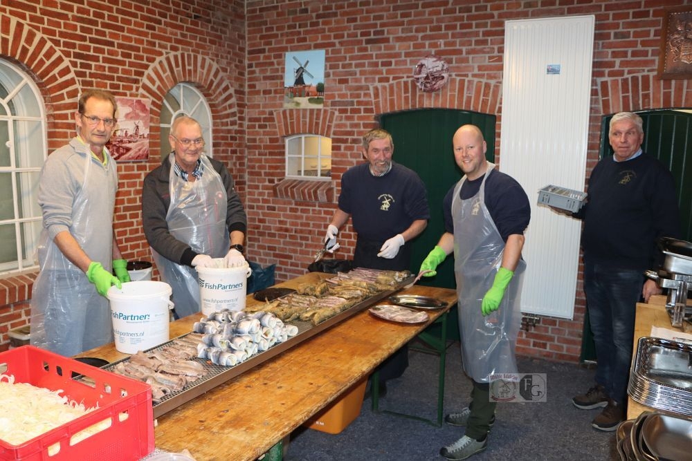 Bild: Manfred, Michael, Gerd, Andree und Henry (v.l.) halfen eifrig mit.