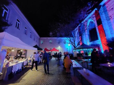 Zollhof mit St&auml;nden 