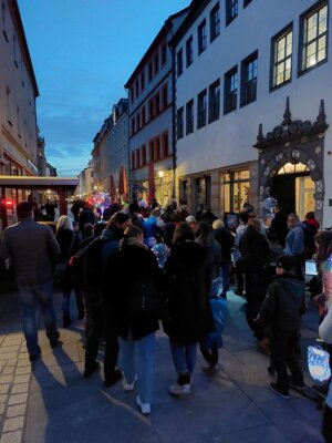Lampionumzug mit kleiner Kapelle voran 