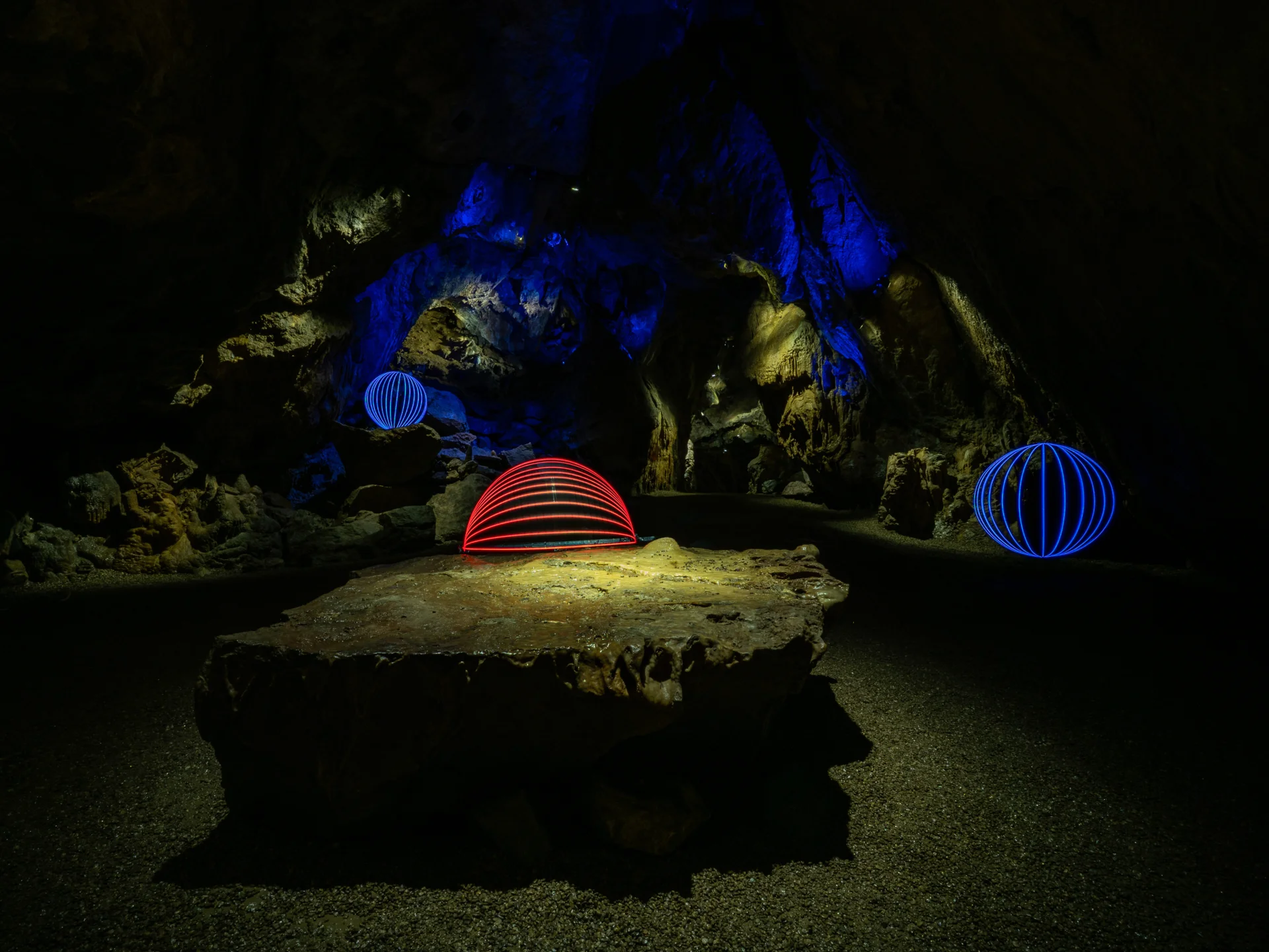 Bild: Lightpainting in der Tropfsteinhöhle