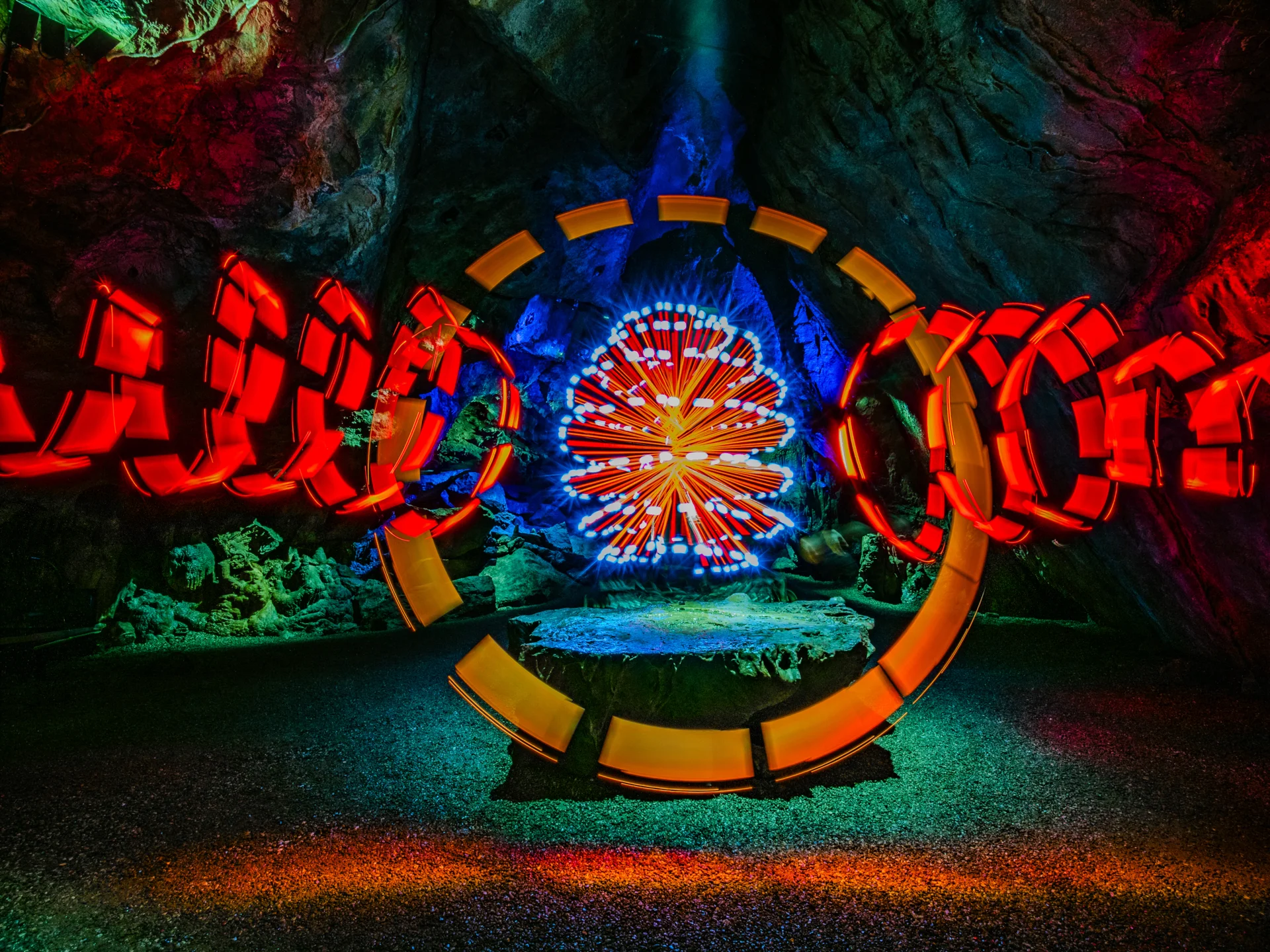 Bild: Lightpainting in der Tropfsteinhöhle