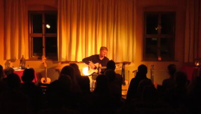 Fotoalbum Das Konzert mit dem Gitarristen Malte Vief begeisterte das Publikum an diesem Winterabend im Gemeindehaus