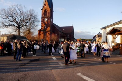 Tanz aufd em Dorfplatz zur M&auml;nnerfastnacht.  (Bild vergr&ouml;&szlig;ern)