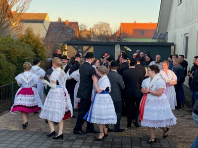 Jugendfastnacht: Tanz auf einem Hof.  (Bild vergr&ouml;&szlig;ern)