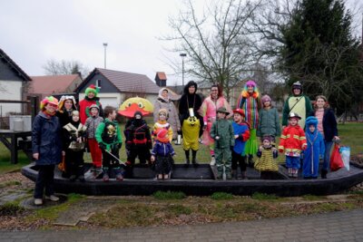 20 Kinder gingen in ihren bunten Kost&uuml;men zampern. Foto: privat  (Bild vergr&ouml;&szlig;ern)