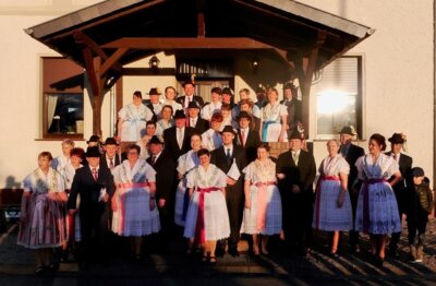 Gruppenfoto zur M&auml;nnerfastnacht vor dem Gasthaus.  (Bild vergr&ouml;&szlig;ern)