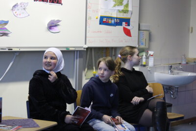 Let's read in English. Year 6 is reading a bit of their book "The amazing adventures of Jack London".  (Bild vergr&ouml;&szlig;ern)
