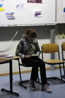 Antonia 5b liest Seawalkers  (Bild vergr&ouml;&szlig;ern)