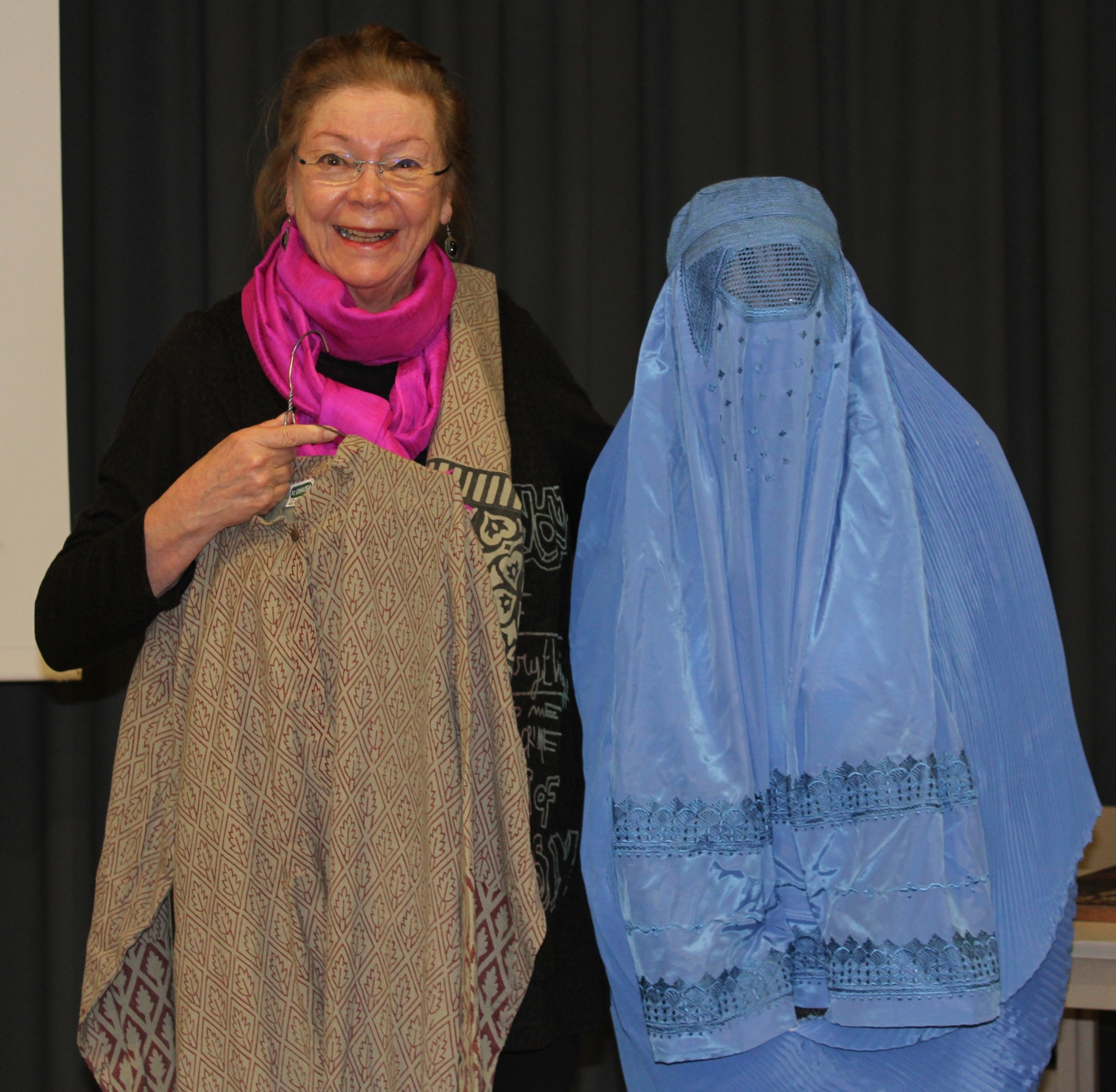 Bild: Ungewöhnlicher Anblick: eine Frau in Burka beim Evangelischen Gemeindeverein. Bärbel Kießling hatte ein solches Kleidungsstück aus Pakistan mitgebracht, eine Teilnehmerin schlüpfte hinein. Fotos: Jürgen Henkel