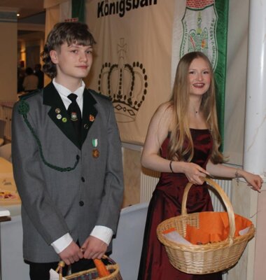 01 Christian und Ida, 2 unserer Jungsch&uuml;tzen, verteilen zum Beginn des K&ouml;nigsball S&uuml;&szlig;igkeiten an unsere Ballg&auml;ste  (Bild vergr&ouml;&szlig;ern)
