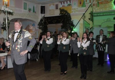 04 Spielmannszug R&ouml;nneburg beim Ausmarsch aus dem Festsaal  Herzlichen Dank f&uuml;r Eure Musik  (Bild vergr&ouml;&szlig;ern)