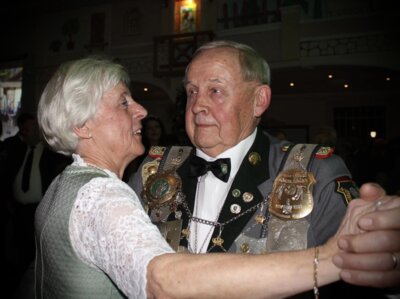 05 Unser Sch&uuml;tzenk&ouml;nig Klaus Meyer mit seiner Elke beim Ehrentanz  (Bild vergr&ouml;&szlig;ern)