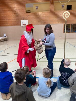 Vorschaubild: Nikolaus Schokolade verteilen