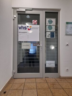 Eingang C, dann rechts halten 