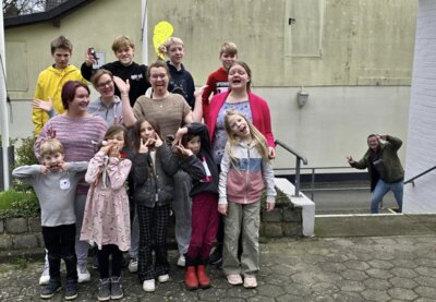 Gruppenfoto mit gut gelaunten Jugendlichen unseres Vereins  (Bild vergr&ouml;&szlig;ern)