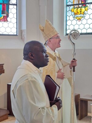 Foto des Albums: Altarweihe in Zandt, Segnung des neuen Altars, den Taufstein und den Ambo