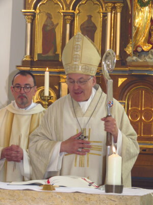 Foto des Albums: Altarweihe in Zandt, Segnung des neuen Altars, den Taufstein und den Ambo