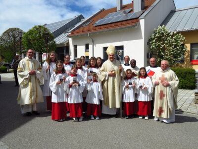 Foto des Albums: Altarweihe in Zandt, Segnung des neuen Altars, den Taufstein und den Ambo