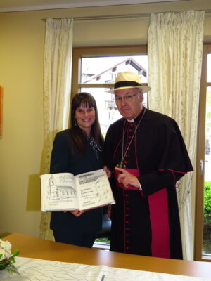 Foto des Albums: Altarweihe in Zandt, Segnung des neuen Altars, den Taufstein und den Ambo