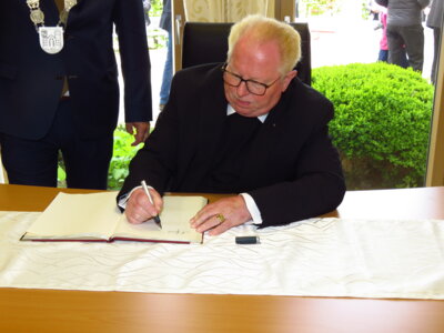 Foto des Albums: Altarweihe in Zandt, Segnung des neuen Altars, den Taufstein und den Ambo