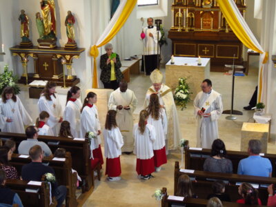 Foto des Albums: Altarweihe in Zandt, Segnung des neuen Altars, den Taufstein und den Ambo