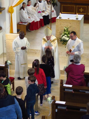 Foto des Albums: Altarweihe in Zandt, Segnung des neuen Altars, den Taufstein und den Ambo