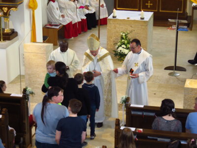 Foto des Albums: Altarweihe in Zandt, Segnung des neuen Altars, den Taufstein und den Ambo