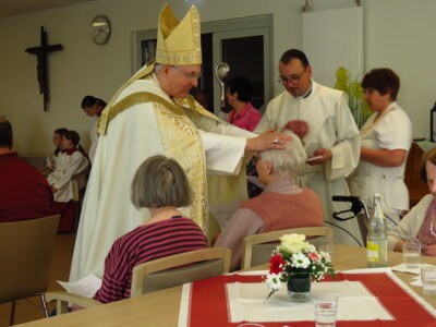 Foto des Albums: Altarweihe in Zandt, Segnung des neuen Altars, den Taufstein und den Ambo
