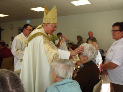 Foto des Albums: Altarweihe in Zandt, Segnung des neuen Altars, den Taufstein und den Ambo