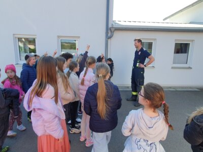Foto des Albums: Zu Besuch bei der Freiwilligen Feuerwehr in Hollstadt