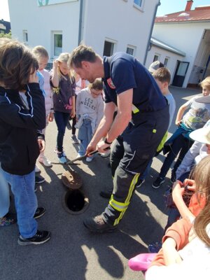 Foto des Albums: Zu Besuch bei der Freiwilligen Feuerwehr in Hollstadt