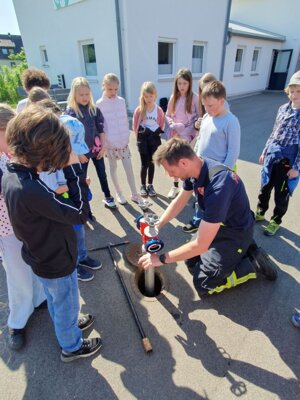 Foto des Albums: Zu Besuch bei der Freiwilligen Feuerwehr in Hollstadt