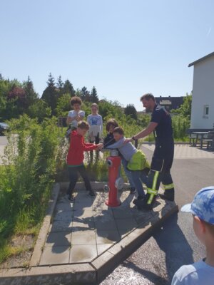 Foto des Albums: Zu Besuch bei der Freiwilligen Feuerwehr in Hollstadt