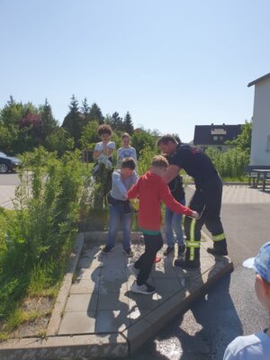 Foto des Albums: Zu Besuch bei der Freiwilligen Feuerwehr in Hollstadt