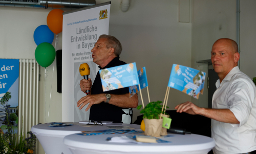 Bild: Amtsleiter Lothar Winkler (li.) bei der Begrüßung der Gäste, rechts im Bild Radio-Bamberg-Moderator Marcus Appel – Foto: Michael Ullwer, ALE Oberfranken