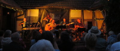 Fotoalbum Voller Parrhof: DIE LIEDERTOUR - ein phantastischer Abend mit begeisterten Publikum und spielfreudigen Musikern