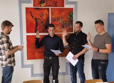 Ortsb&uuml;ergmeister Kai Neumann vereidigt die vom Gemeinderat gew&auml;hlten Beigeordneten  (Bild vergr&ouml;&szlig;ern)