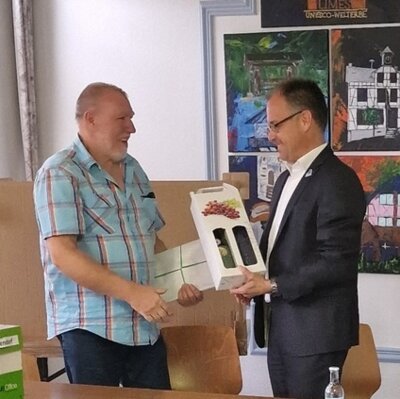 VG-B&uuml;rgermeister G&uuml;llering bedankt sich bei dem ehemaligen Ortsb&uuml;rgermeister mit einem Abschiedsgeschenk  (Bild vergr&ouml;&szlig;ern)
