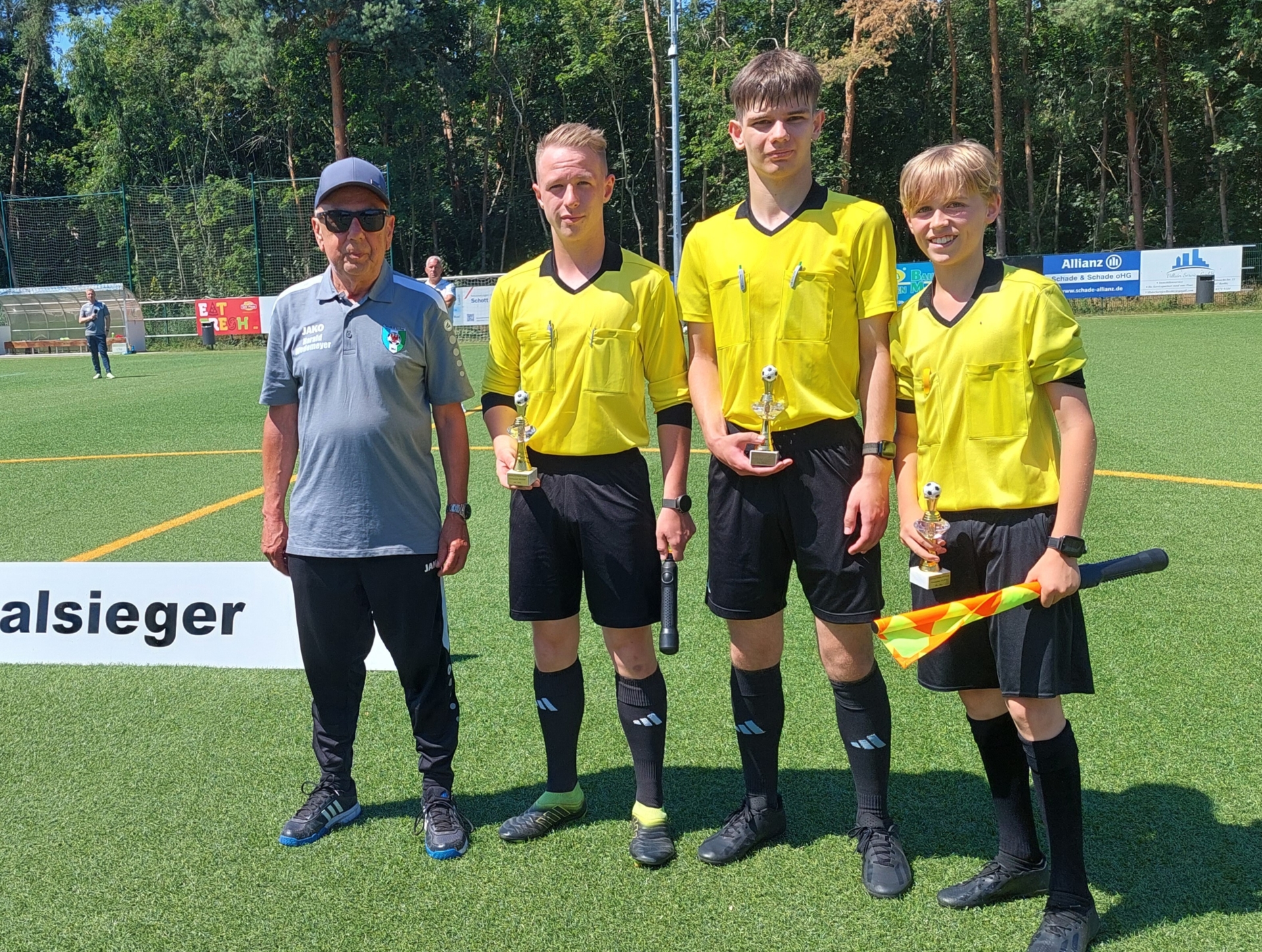Bild: Schiedsrichtergespann A-Junioren