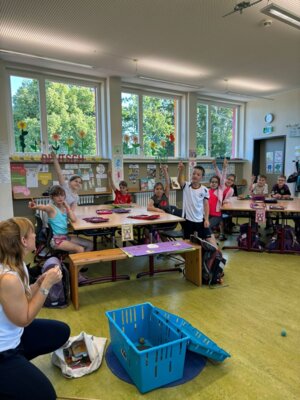 Foto des Albums: Tierischer Besuch im Schulhaus in Wollbach