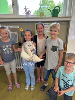 Foto des Albums: Tierischer Besuch im Schulhaus in Wollbach