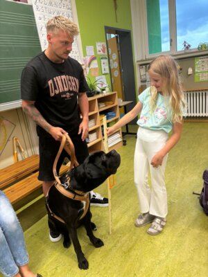 Foto des Albums: Tierischer Besuch im Schulhaus in Wollbach