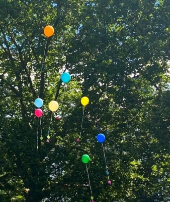 Luftballons fliegen  (Bild vergr&ouml;&szlig;ern)