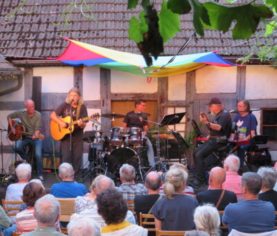 Fotoalbum Was für ein Abend! - PAUL BARTSCH & BAND verzauberten das Publikum im vollen Pfarrhof