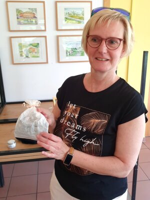 Martina pr&auml;sentiert Kr&auml;utertee aus gesammelten Wildkr&auml;utern 