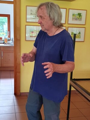 J&uuml;rgen f&uuml;hrt uns durch die park&auml;hnliche Anlage 