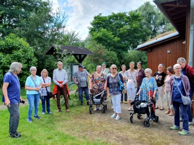 Die Teilnehmer vor dem Rundgang 