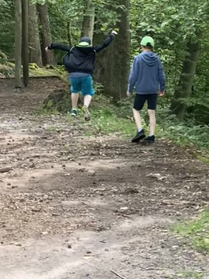 Kinder im Wald  (Bild vergr&ouml;&szlig;ern)
