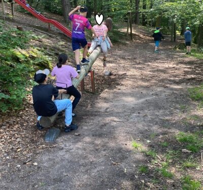 Kinder auf Wippe  (Bild vergr&ouml;&szlig;ern)